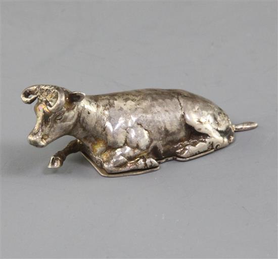 An Edwardian novelty silver snuff box modelled as a recumbent cow, 7cm.